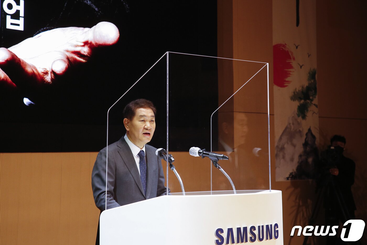 본문 이미지 - 한종희 삼성전자 대표이사 부회장이 2일 경기도 수원 삼성 디지털시티에서 열린 2023년 시무식에서 신년사를 하고 있다. 이날 한 부회장은 과감한 도전과 변신으로 도약의 전환점을 만들자"고 강조했다. (삼성전자 제공) 2023.1.2/뉴스1
