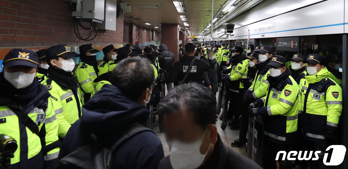 2일 오전 서울 삼각지역에서 전국장애인차별철폐연대&#40;전장연&#41; 회원들이 장애인 권리 예산 확보를 위한 지하철 타기 선전전에 나선 가운데 경찰 및 교통공사 관계자들이 입구를 통제하고 있다. 2023.1.2/뉴스1 ⓒ News1 이동해 기자