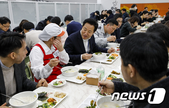 시청직원들과 식사하는 오세훈 서울시장