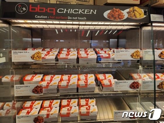 미국 뉴욕 맨해튼에 위치한 H마트에서 BBQ 치킨이 판매되는 모습.© News1 이상학 기자