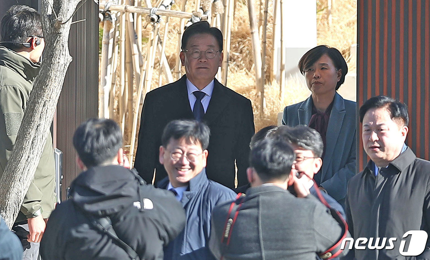 (양산=뉴스1) 이재명 기자 = 이재명 더불어민주당 대표와 당 지도부가 2일 오후 경남 양산시 하북면 평산마을에서 문재인 전 대통령을 예방한 후 사저를 나서고 있다. (공동취재) …