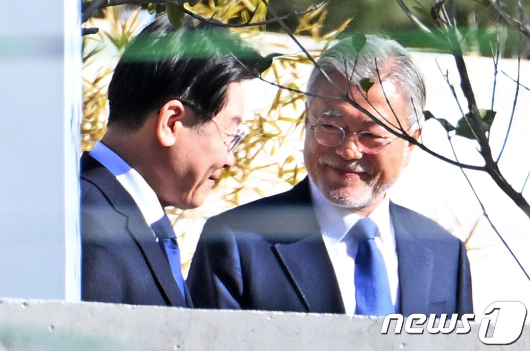 본문 이미지 - 이재명 더불어민주당 대표가 지난 2일 오후 경남 양산시 하북면 평산마을에서 문재인 전 대통령을 예방해 함께 대화를 나누고 있다. (공동취재)/뉴스1 ⓒ News1 이재명 기자