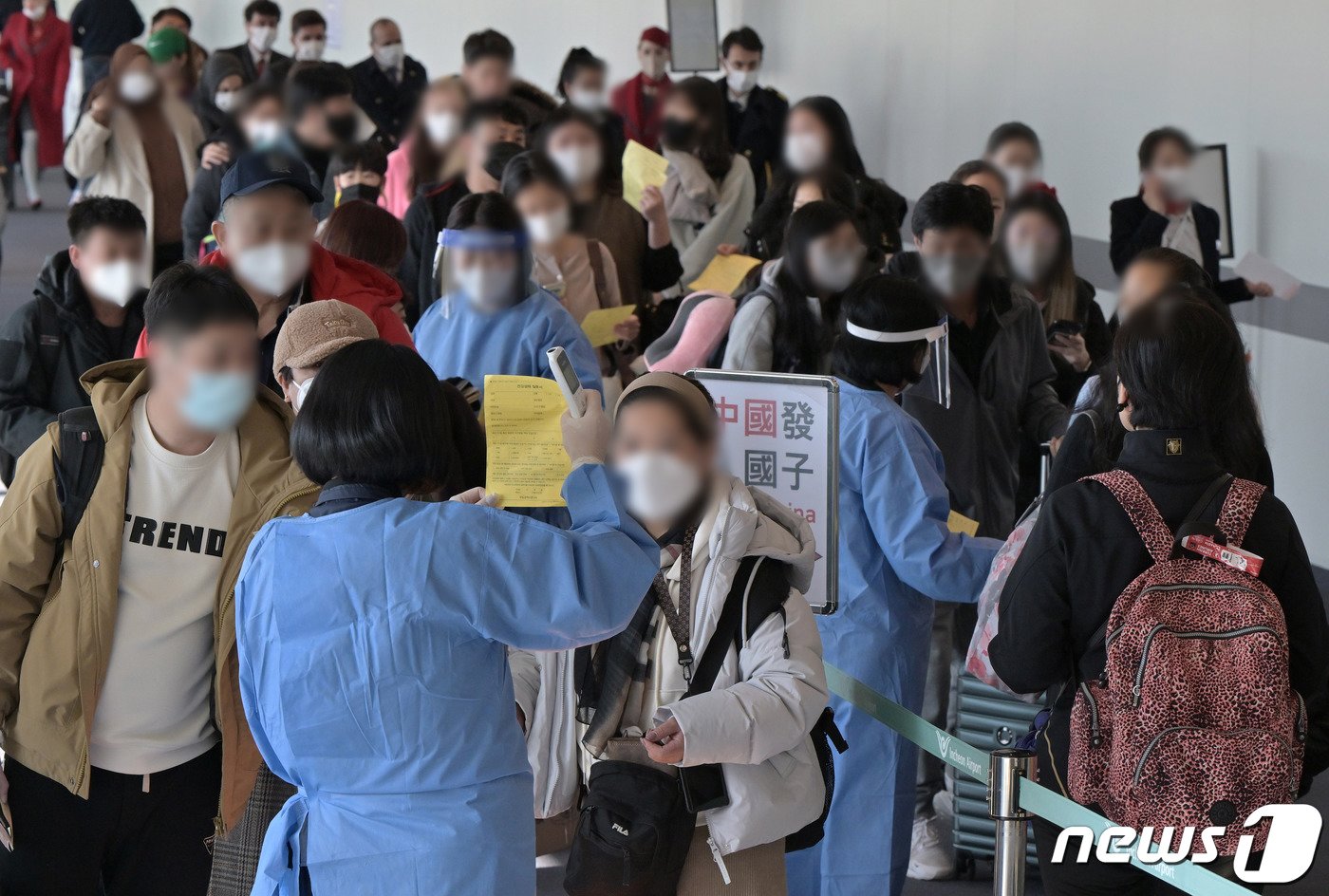 2일 인천국제공항 제1여객터미널 입국장에서 공항 관계자들이 중국발 입국자를 분류하고 있다. 방역당국은 이날부터 중국에서 항공편이나 배편으로 입국하는 모든 사람에 대해 코로나19 유전자증폭&#40;PCR&#41; 검사를 실시하는 등 고강도 방역 대책을 시작했다. &#40;공동취재&#41; 2023.1.2/뉴스1 ⓒ News1 민경석 기자