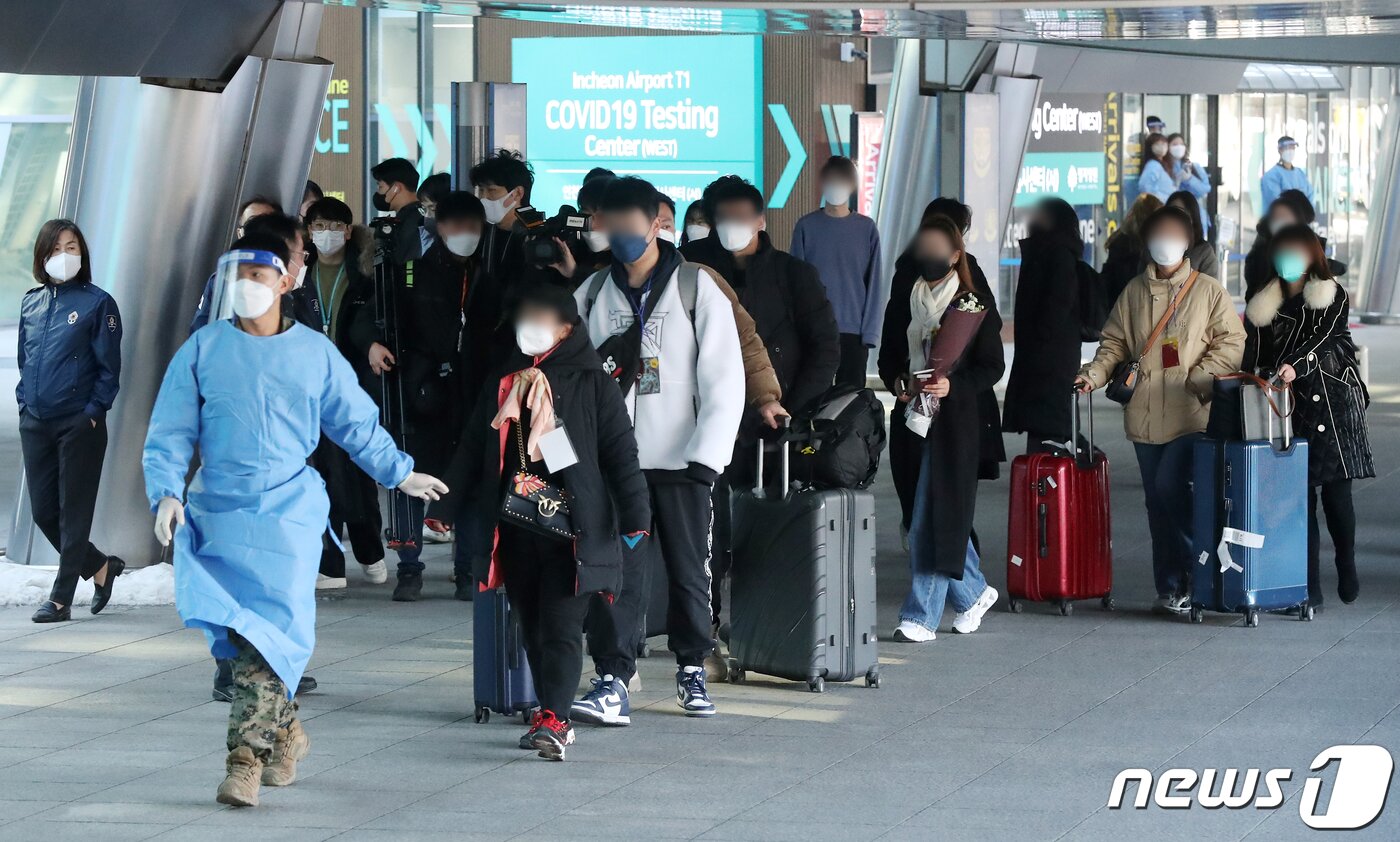 본문 이미지 - 중국발 입국자에 대한 신종 코로나바이러스 감염증(코로나19) 검사 의무화가 시작된 2일 인천국제공항 제1여객터미널을 통해 입국한 중국발 여행객들이 PCR 검사를 받기 위해 공항 선별검사소로 향하고 있다. 이날부터 중국발 입국자는 모두 PCR(유전자증폭) 검사를 받아야 한다. 2023.1.2/뉴스1 ⓒ News1 민경석 기자