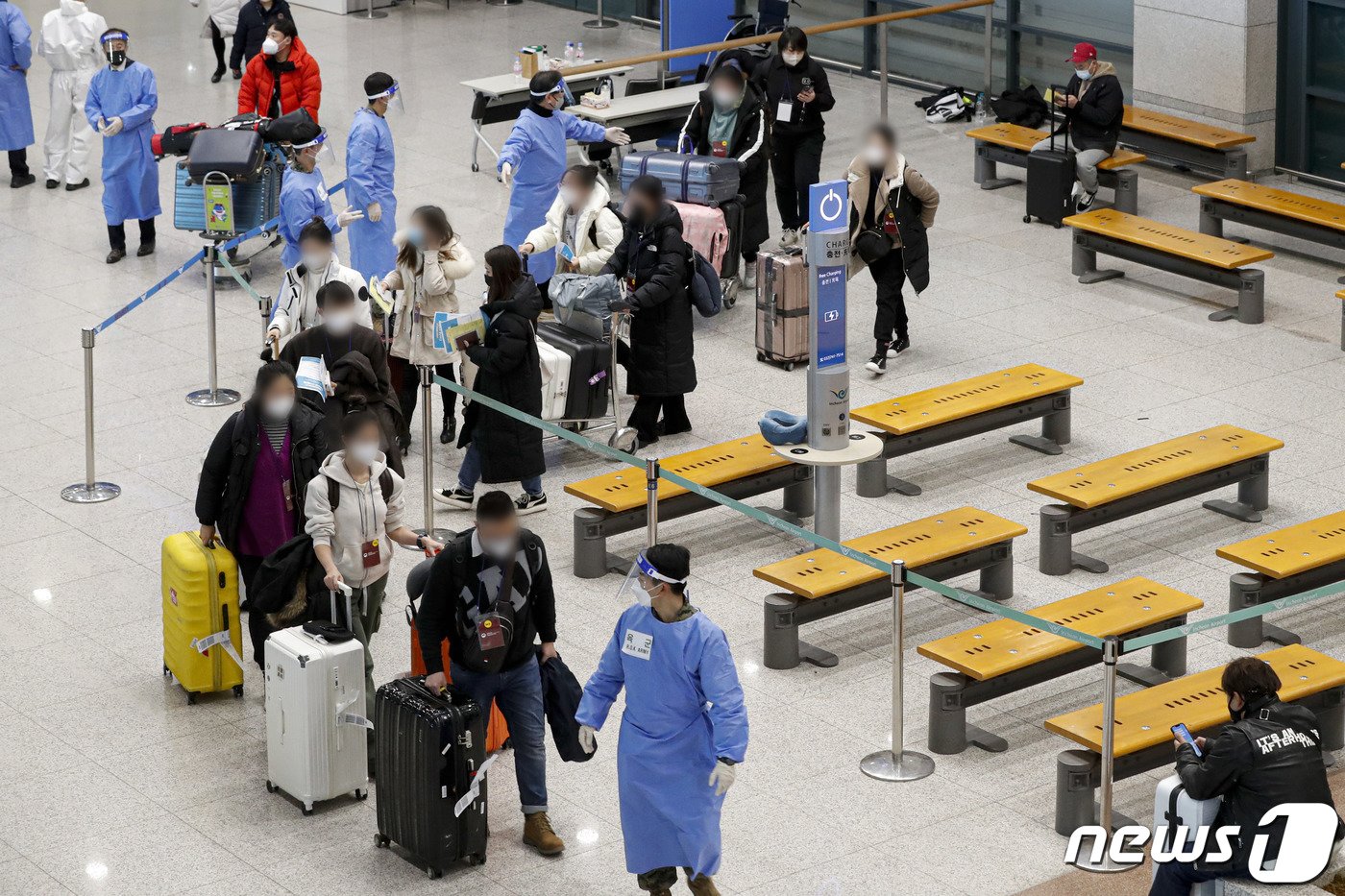 중국발 입국자에 대해 코로나19 검사를 하는 고강도 방역 대책이 시행된 2일 인천국제공항 제1터미널 입국장에서 중국발 입국자들이 방역 관계자들의 안내를 받고 있다. &#40;공동취재&#41; 2023.1.2/뉴스1 ⓒ News1 민경석 기자