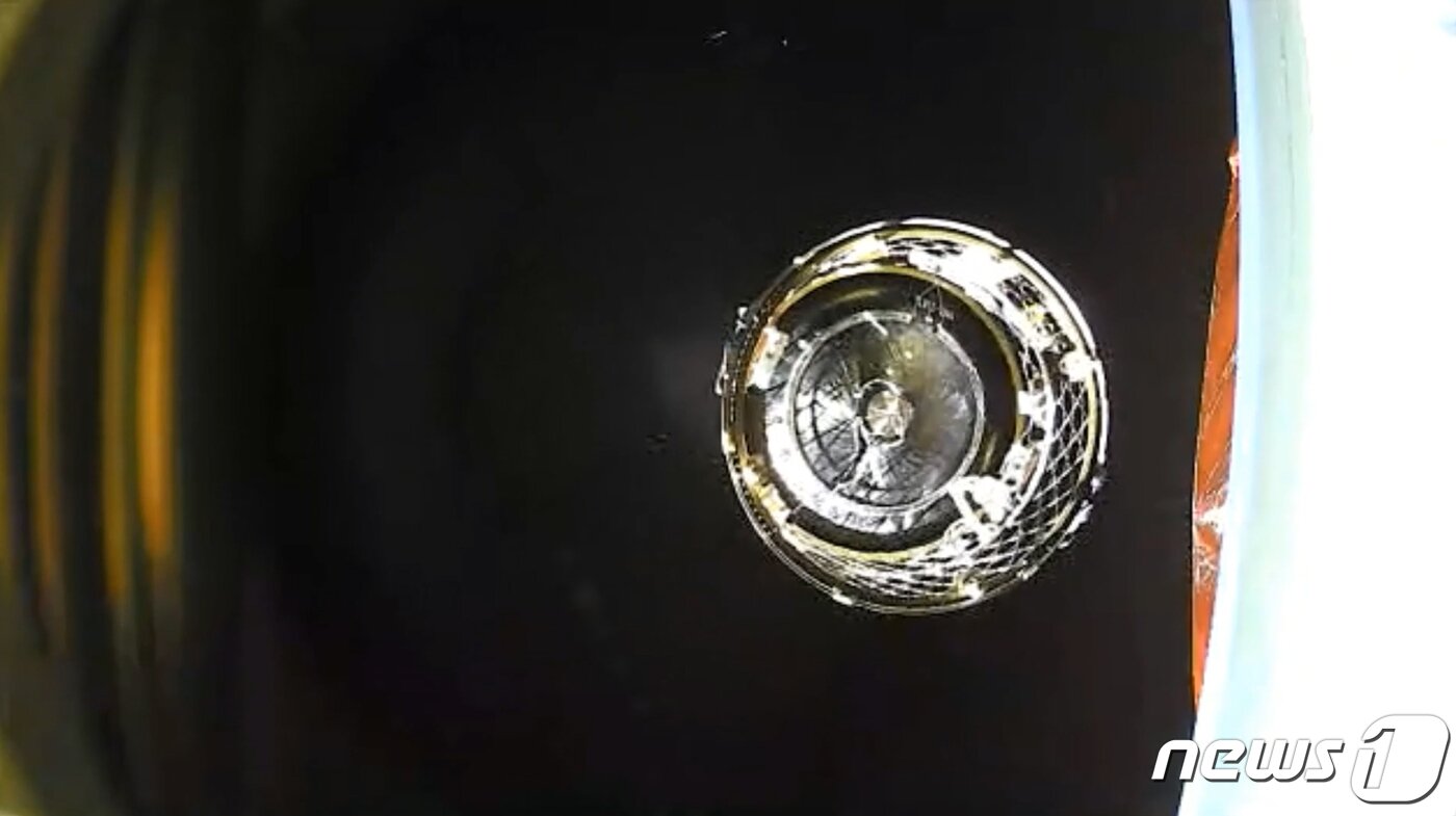 본문 이미지 - 국방과학연구소(ADD)가 작년 12월30일 실시한 고체추진 우주발사체 성능 검증 2번째 시험발사 중 단 분리 모습. (국방부 제공) 2023.1.2/뉴스1