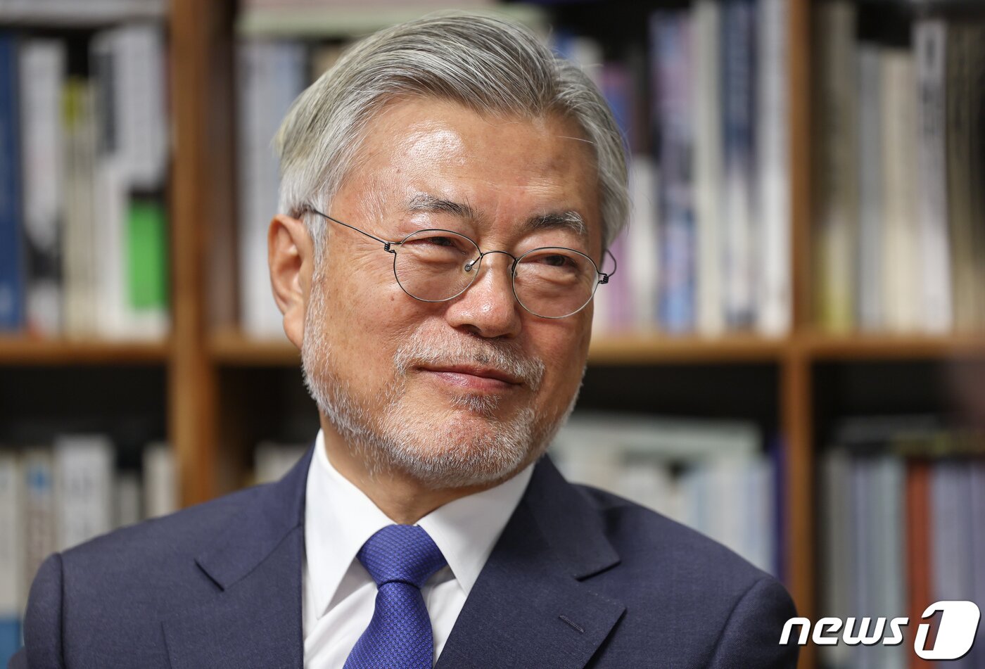 본문 이미지 - 문재인 전 대통령이 2일 오후 경남 양산시 하북면 평산마을 사저에서 이재명 더불어민주당 대표를 비롯한 당 지도부들과 환담을 나누고 있다. (더불어민주당 제공) 2023.1.2/뉴스1