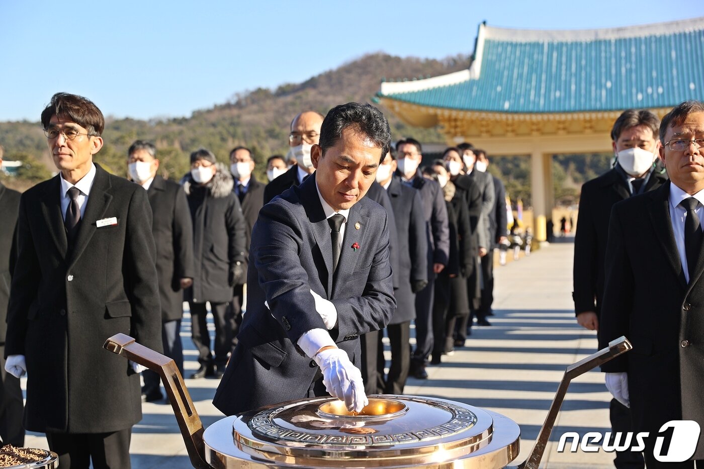 본문 이미지 - 박민식 국가보훈처장이 1월2일 오후 대전 유성구 국립대전현충원에서 참배를 하고 있다. (국가보훈처 제공) 2023.1.2/뉴스1