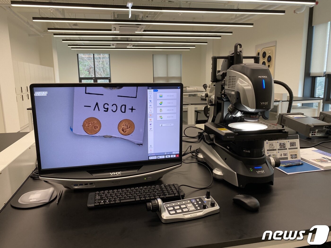 본문 이미지 - 애플 제조업 R&D 지원센터에 설치된 광학 현미경 장비. 최대 6500배까지 확대가 가능하다.