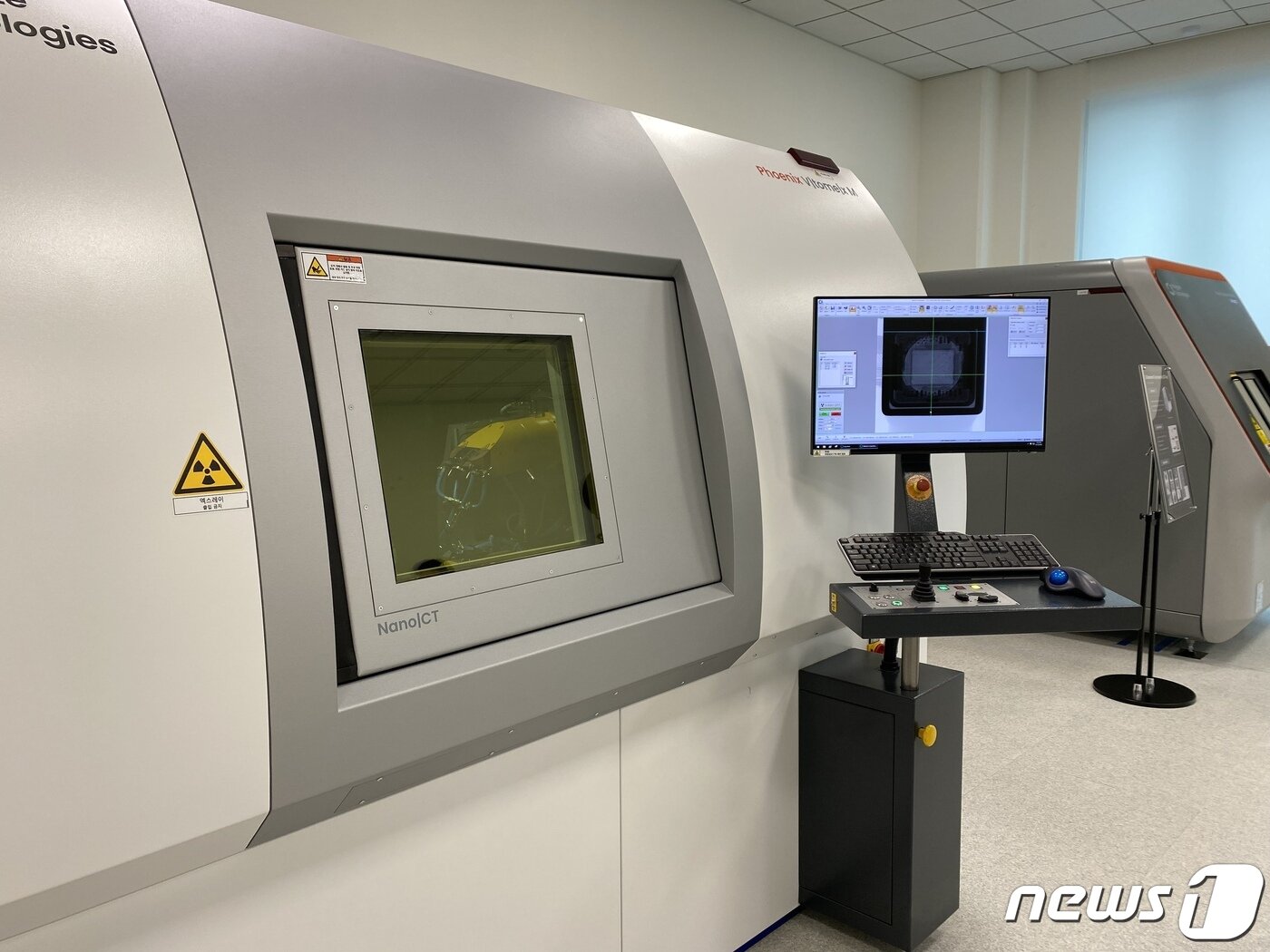 본문 이미지 - 애플 제조업 R&D 지원센터에 설치된 엑스레이 방식의 비파괴분석 장비