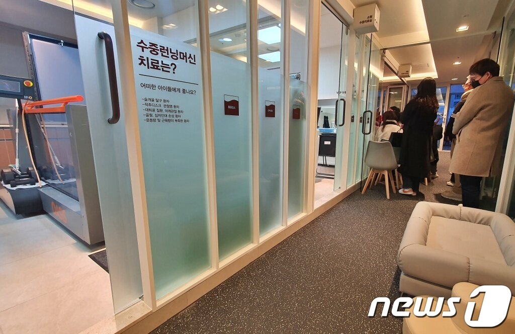 본문 이미지 - 19일 서울 강남구 놀로스퀘어에서는 'VIP동물한방재활의학센터 바이 닥터 신사경' 재개소식이 진행됐다. ⓒ 뉴스1 최서윤 기자