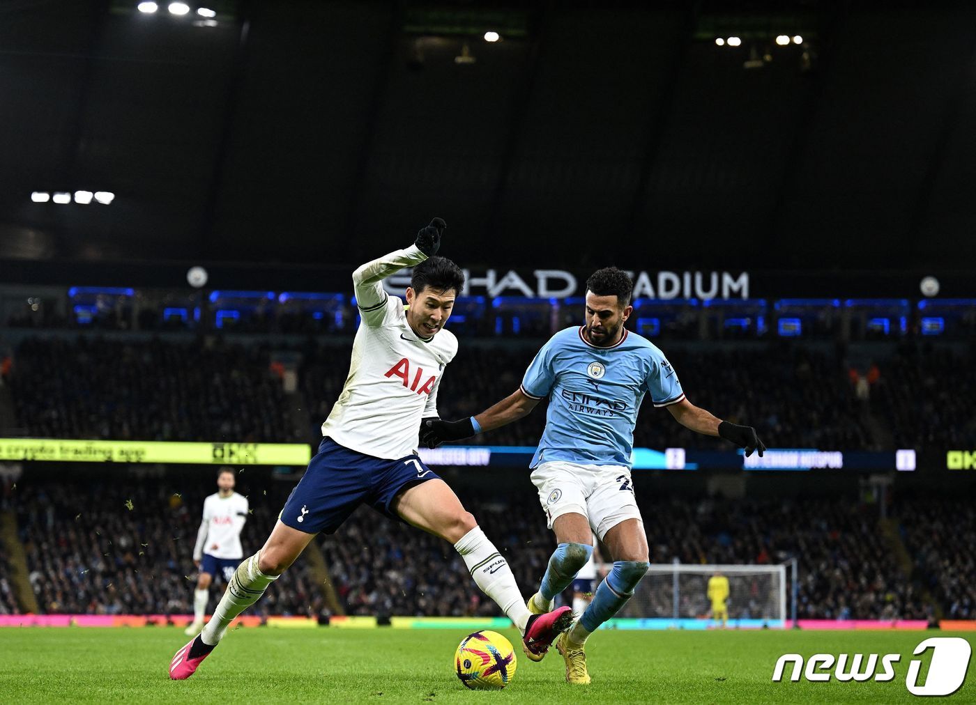 본문 이미지 - 토트넘 홋스퍼의 손흥민이 20일(한국시간) 영국 맨체스터 에티하드 스타디움에서 열린 2022-2023시즌 잉글랜드 프리미어리그 맨체스터 시티와 7라운드 순연 원정 경기에 선발 출전해 드리블을 하고 있다. ⓒ AFP=뉴스1 