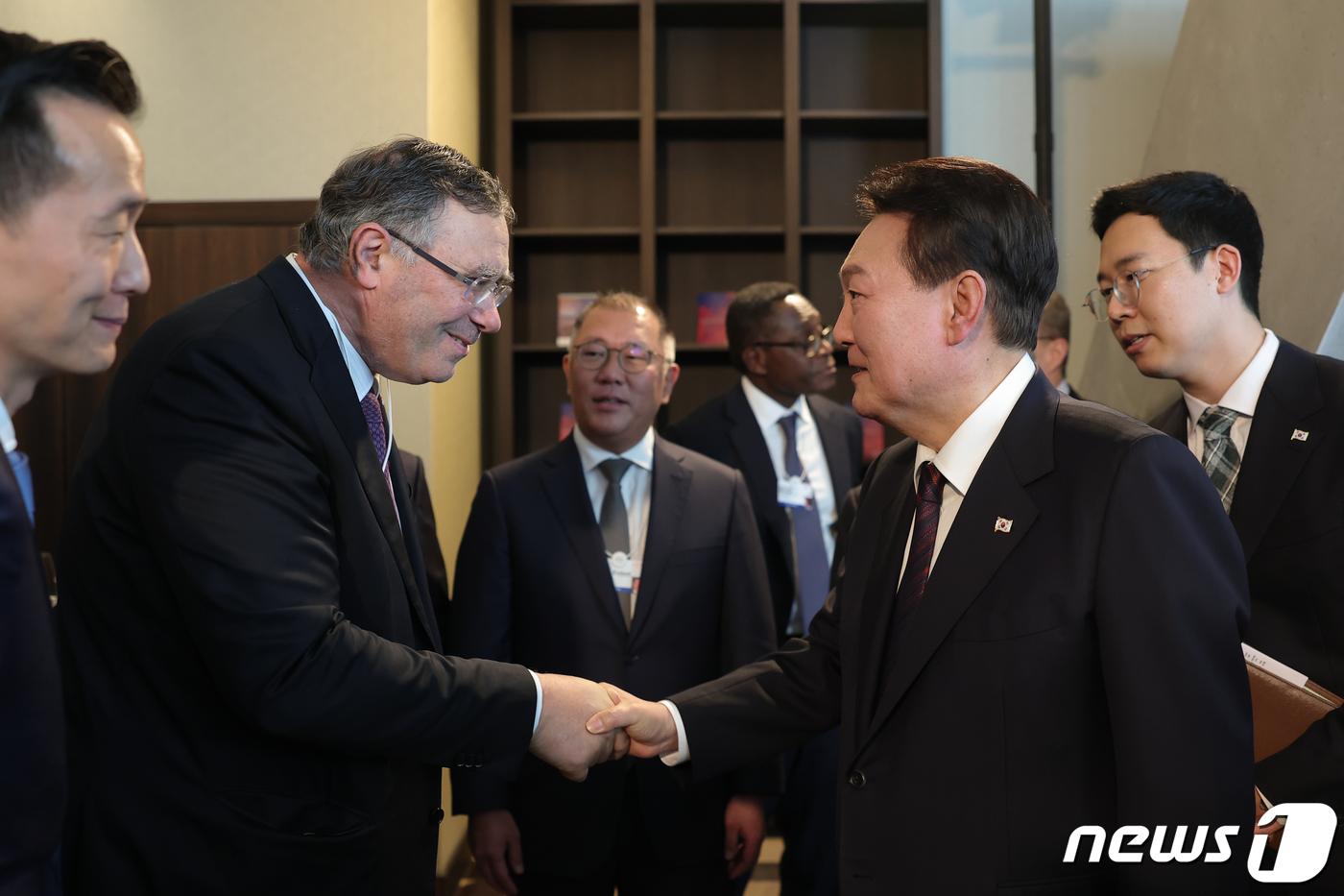 (서울=뉴스1) 안은나 기자 = 윤석열 대통령이 18일 오후(현지시간) 스위스 다보스의 한 호텔에서 글로벌 CEO(최고경영자)들과의 오찬 간담회에 앞서 빠뜨릭 뿌요네(Patrick …