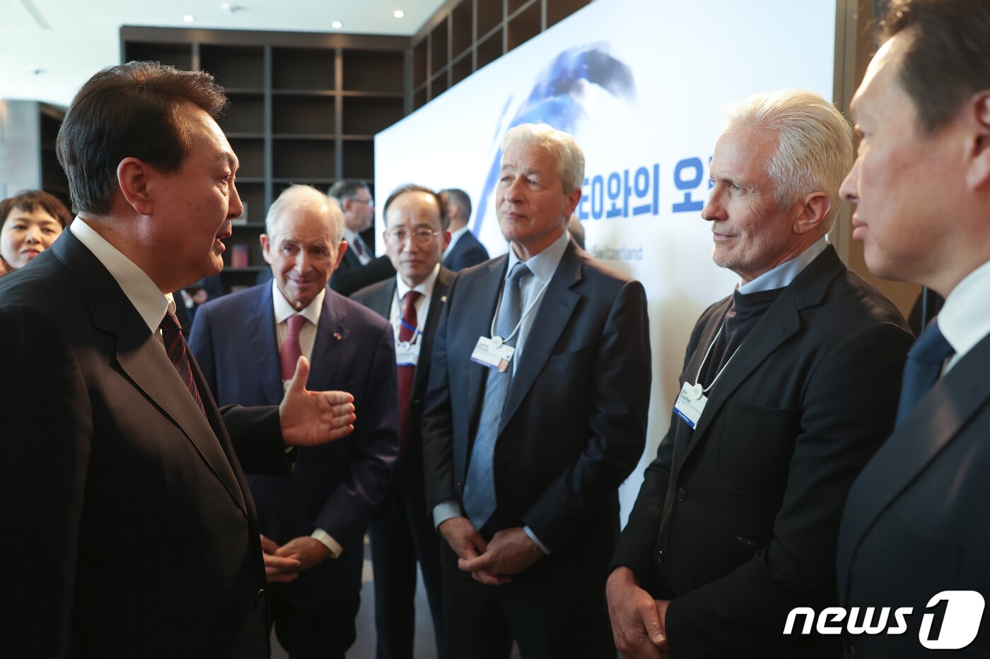 본문 이미지 - 윤석열 대통령이 18일 오후(현지시간) 스위스 다보스의 한 호텔에서 글로벌 CEO(최고경영자)들과의 오찬 간담회에 앞서 최태원 SK그룹 회장(오른쪽부터), 짐 콜터(Jim Coulter) 텍사스퍼시픽그룹(TPG) 회장, 제이미 다이먼(Jamie Dimon) 제이피모건 체이스(JPMorgan Chase) CEO, 추경호 경제부총리, 스테판 슈왈츠만(Stephen A. Schwarzman) 블랙스톤(Blackstone) CEO와 대화하고 있다. (대통령실 제공) 2023.1.20/뉴스1 ⓒ News1 안은나 기자