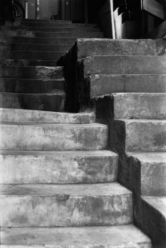 본문 이미지 - 김재경, mute-027-옥수동, 1999, gelatin-silver print,38x25cm. (서울대미술관 제공)