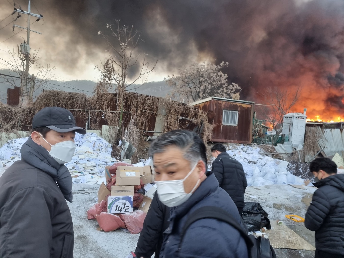 (서울=뉴스1) = 오세훈 서울시장이 20일 오전 화재가 발생한 서울 강남구 개포동 구룡마을을 찾아 피해 수습 등을 지휘하고 있다.이날 오 시장은 화재 이재민 주거이전 대책을 조속 …