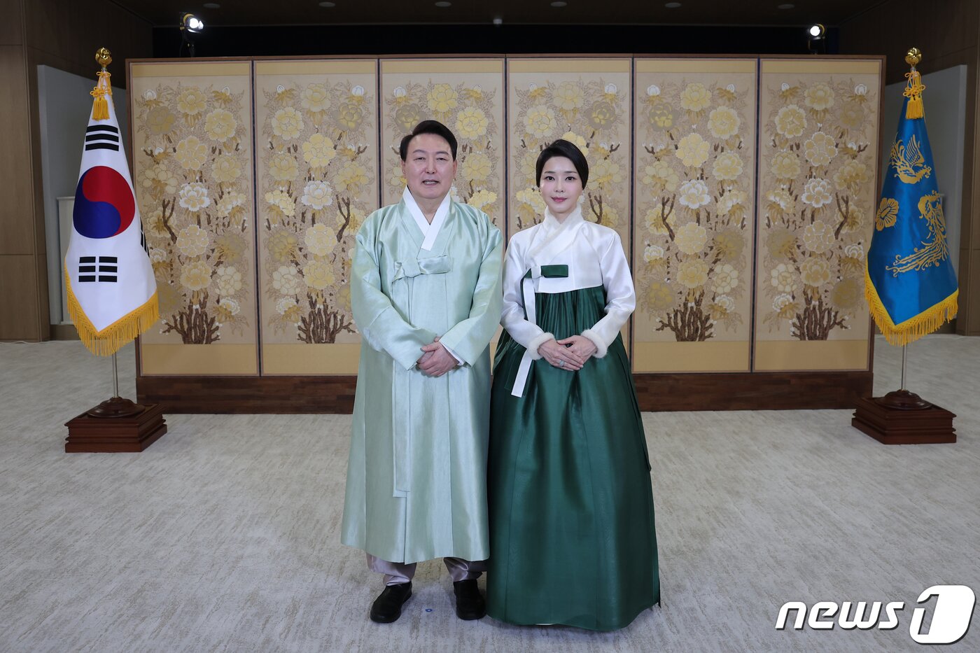 본문 이미지 - 한복을 입은 윤석열 대통령과 부인 김건희 여사가 2023년 설날 인사 영상메시지를 남기고 있다. (대통령실 제공) 2023.1.21/뉴스1 ⓒ News1 안은나 기자