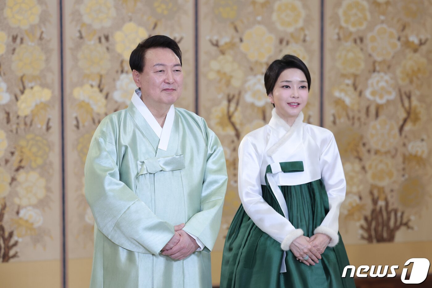본문 이미지 - 한복을 입은 윤석열 대통령과 부인 김건희 여사가 2023년 설날 인사 영상메시지를 남기고 있다. (대통령실 제공) 2023.1.21/뉴스1 ⓒ News1 안은나 기자