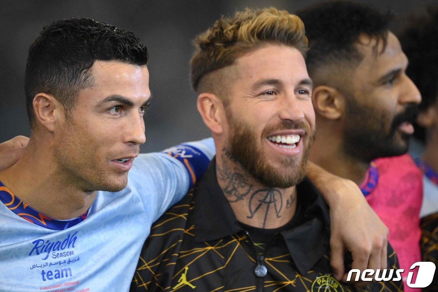 본문 이미지 - 사우디서 만난 호날두와 세르히오 라모스(오른쪽) ⓒ AFP=뉴스1