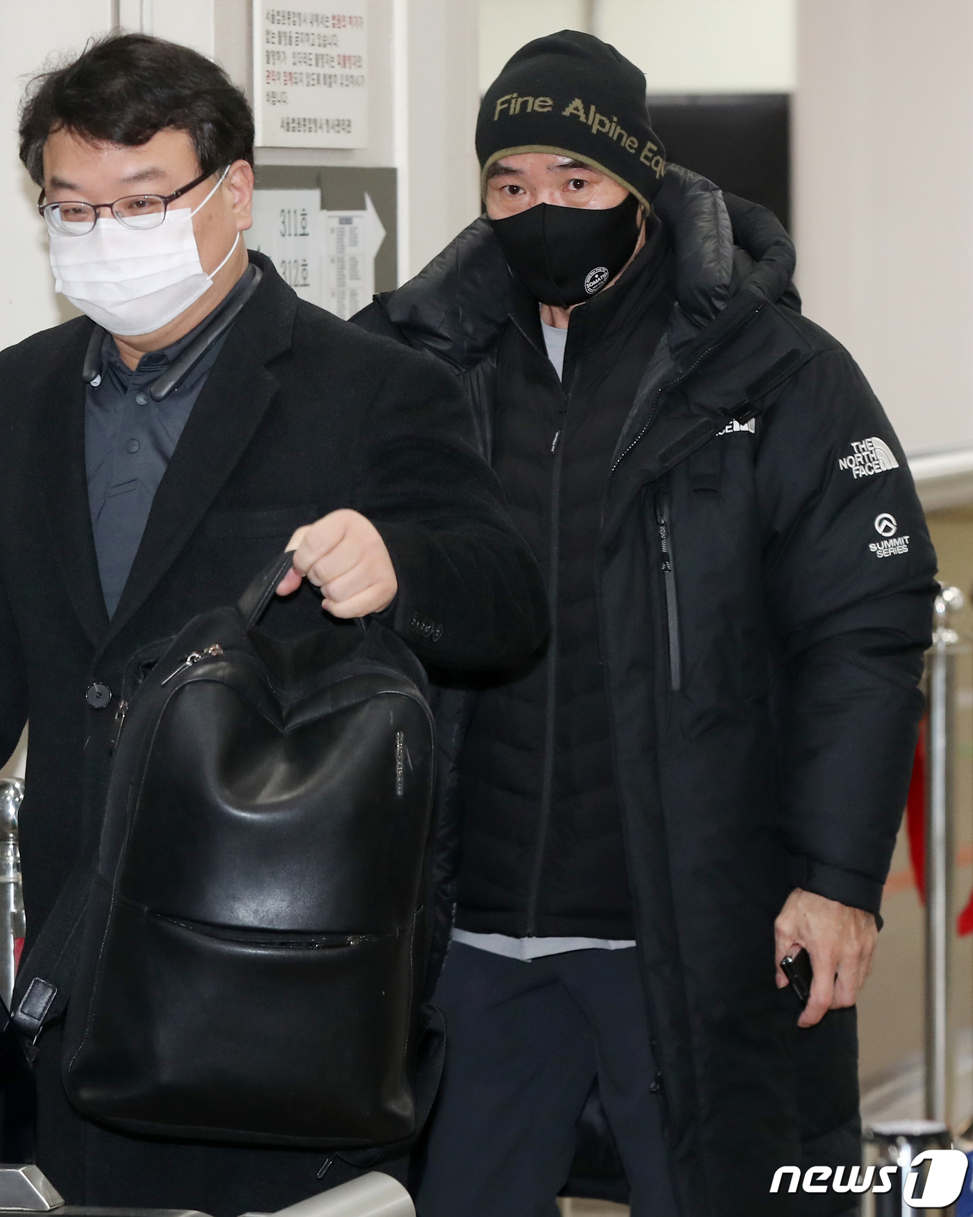 (서울=뉴스1) 민경석 기자 = 서해 공무원 피격사건 유족인 이래진(오른쪽)씨와 법률대리인 김기윤 변호사가 20일 오전 서울 서초구 서울중앙지방법원에서 열린 1차 공판 준비기일에 …