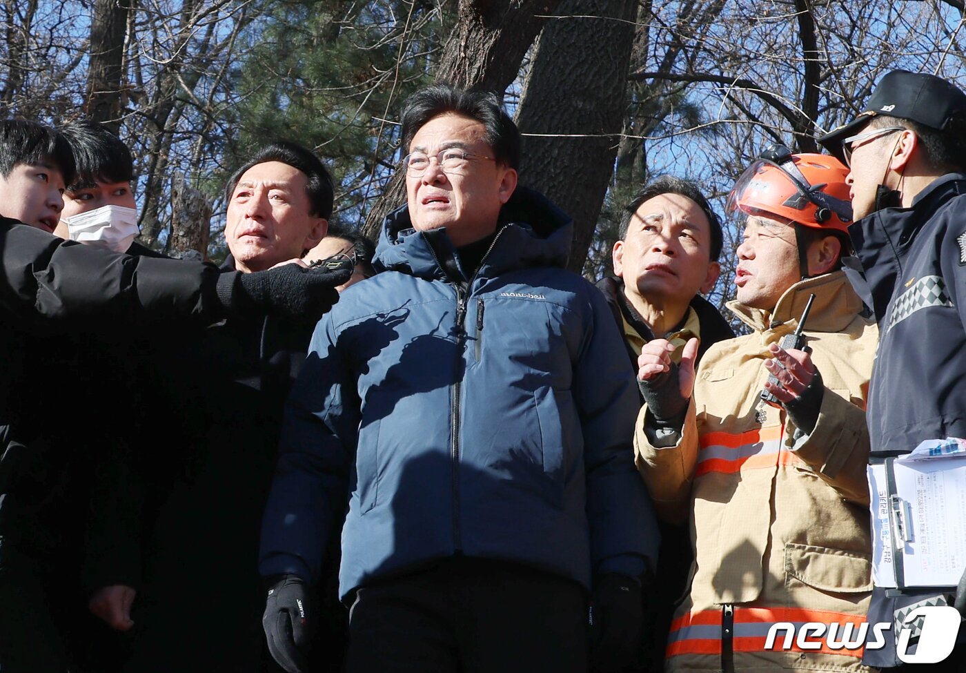 본문 이미지 - 정진석 국민의힘 비상대책위원장이 20일 오전 서울 강남구 개포동 구룡마을 4구역을 찾아 화재현장을 살펴보고있다. (공동취재) 2023.1.20/뉴스1 ⓒ News1 조태형 기자