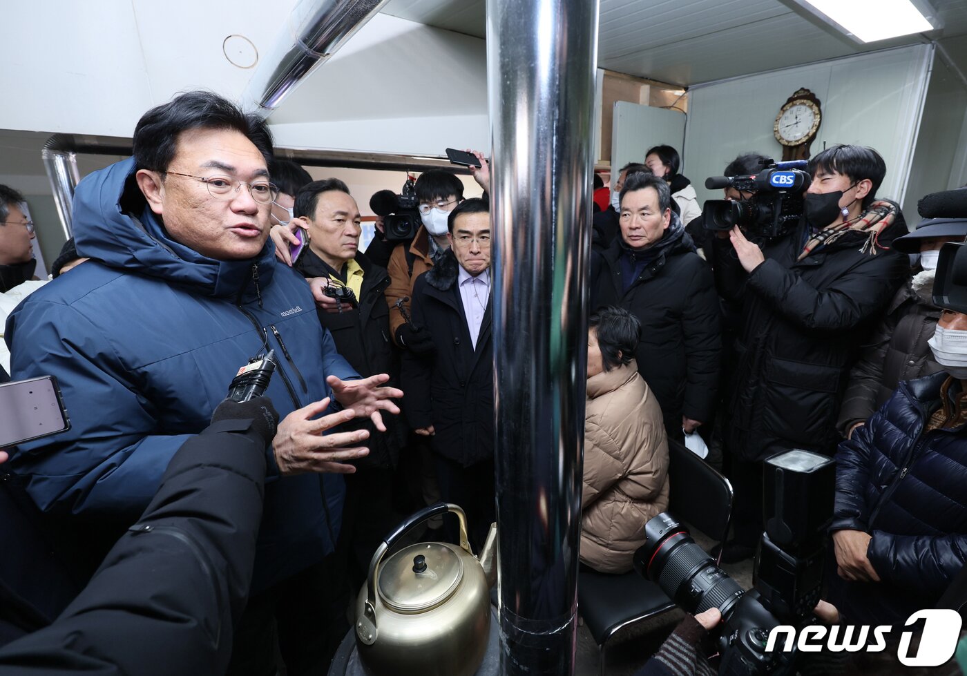 본문 이미지 - 정진석 국민의힘 비상대책위원장이 20일 오전 화재가 발생한 서울 강남구 개포동 구룡마을 4구역을 찾아 이재민들을 위로하고 있다. (공동취재) 2023.1.20/뉴스1 ⓒ News1 조태형 기자