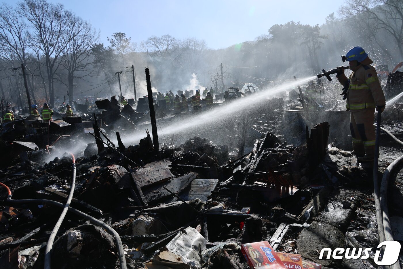 본문 이미지 - 20일 오전 화재가 발생한 서울 강남구 개포동 구룡마을 4구역에서 소방대원들이 진화 작업을 벌이고 있다. (공동취재) 2023.1.20/뉴스1 ⓒ News1 조태형 기자