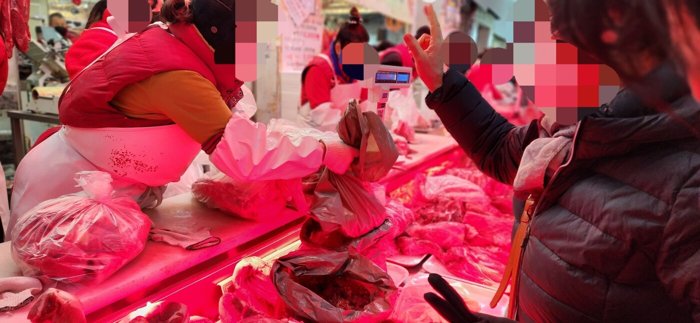 본문 이미지 - 20일 서울 동대문구 경동시장에서 한 시민이 고기를 주문하고 있다. ⓒ 뉴스1 김예원 기자