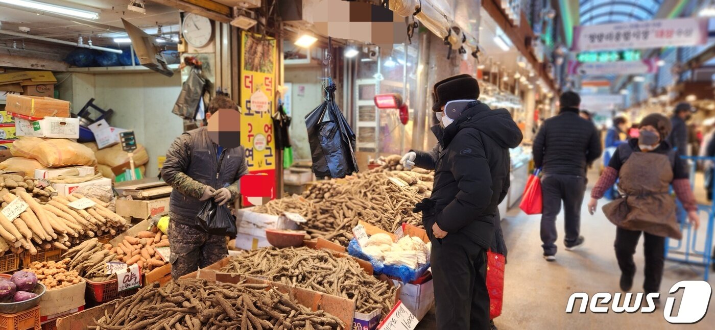 본문 이미지 - 20일 서울 동대문구 경동시장에서 시민들이 도라지를 살펴보고 있다. ⓒ 뉴스1 김예원 기자