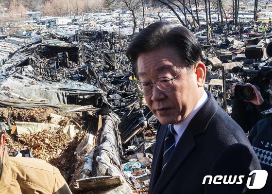 이재명 더불어민주당 대표가 20일 오후 화재가 발생한 서울 강남구 구룡마을 방문해 화재 현장을 둘러보고 있다. (공동취재) 2023.1.20/뉴스1 © News1 김도우 기자