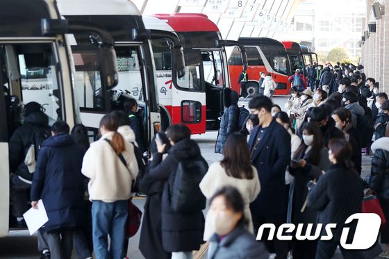 설 명절 연휴를 하루 앞둔 올해 1월 20일 서울고속버스터미널에서 시민들이 귀성길에 오르고 있다. 2023.1.20/뉴스1 © News1 민경석 기자