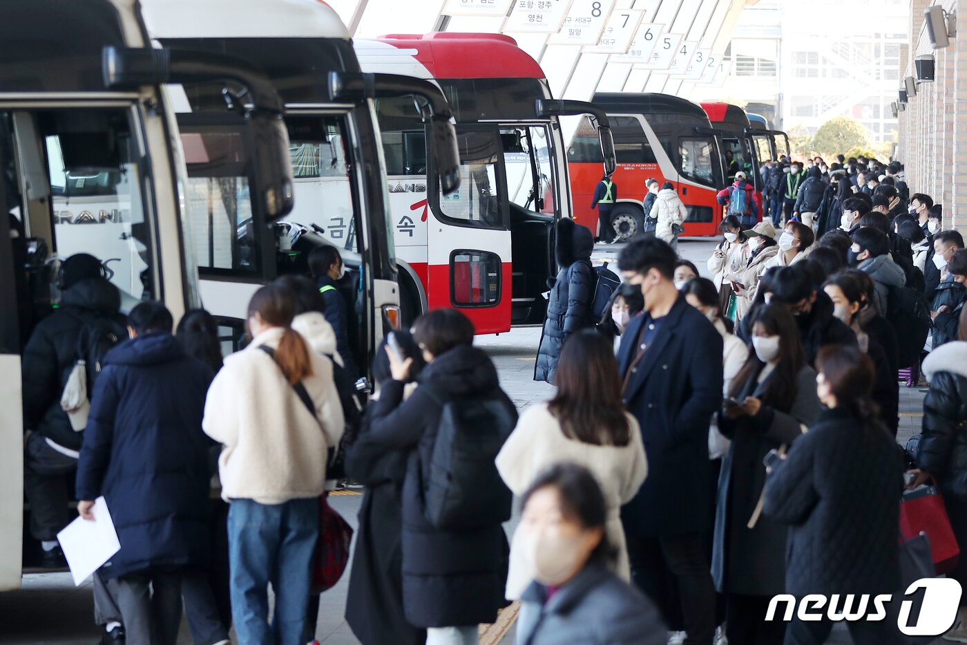 본문 이미지 - 설 명절 연휴를 하루 앞둔 20일 서울 서초구 서울고속버스터미널에서 시민들이 귀성길에 오르고 있다. 2023.1.20/뉴스1 ⓒ News1 민경석 기자