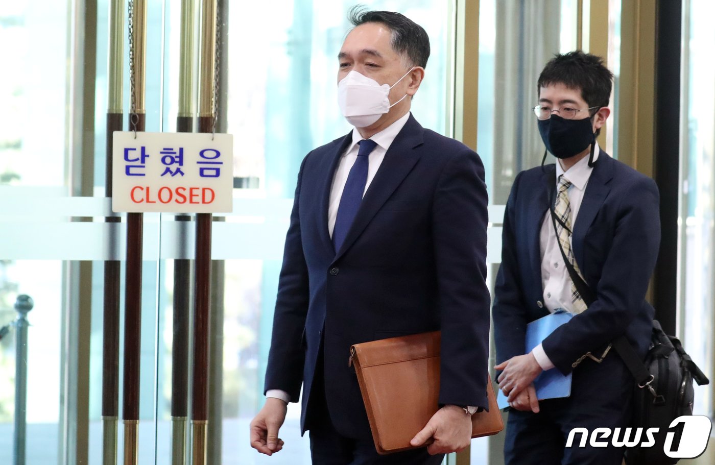 본문 이미지 - 주한일본대사관 대사대리 자격으로 나미오카 다이스케 경제공사가 20일 오후 서울 종로구 정부서울청사 별관 외교부로 초치되고 있다. 이날 일본 정부는 일제강점기 조선인 강제노역을 시행했던 니가타현 사도광산의 세계문화유산 등재를 위한 정식 추천서를 유네스코에 다시 제출했다. 2023.1.20/뉴스1 ⓒ News1 김명섭 기자