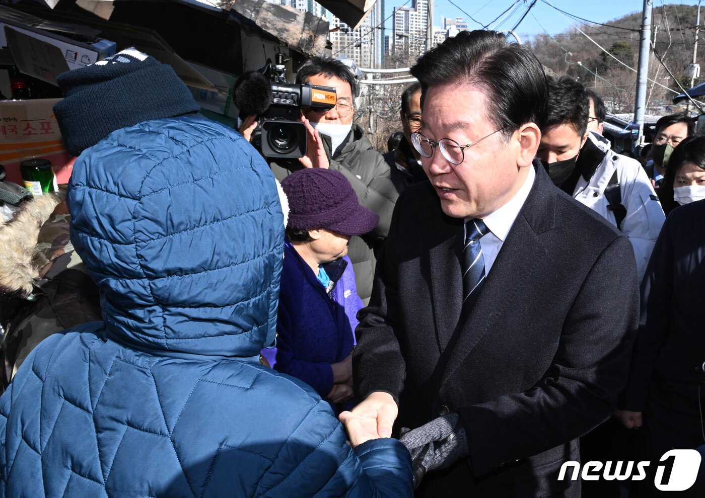 본문 이미지 - 이재명 더불어민주당 대표가 20일 서울 강남구 구룡마을을 방문해 주민과 인사하고 있다. (공동취재) 2023.1.20/뉴스1 ⓒ News1 김도우 기자