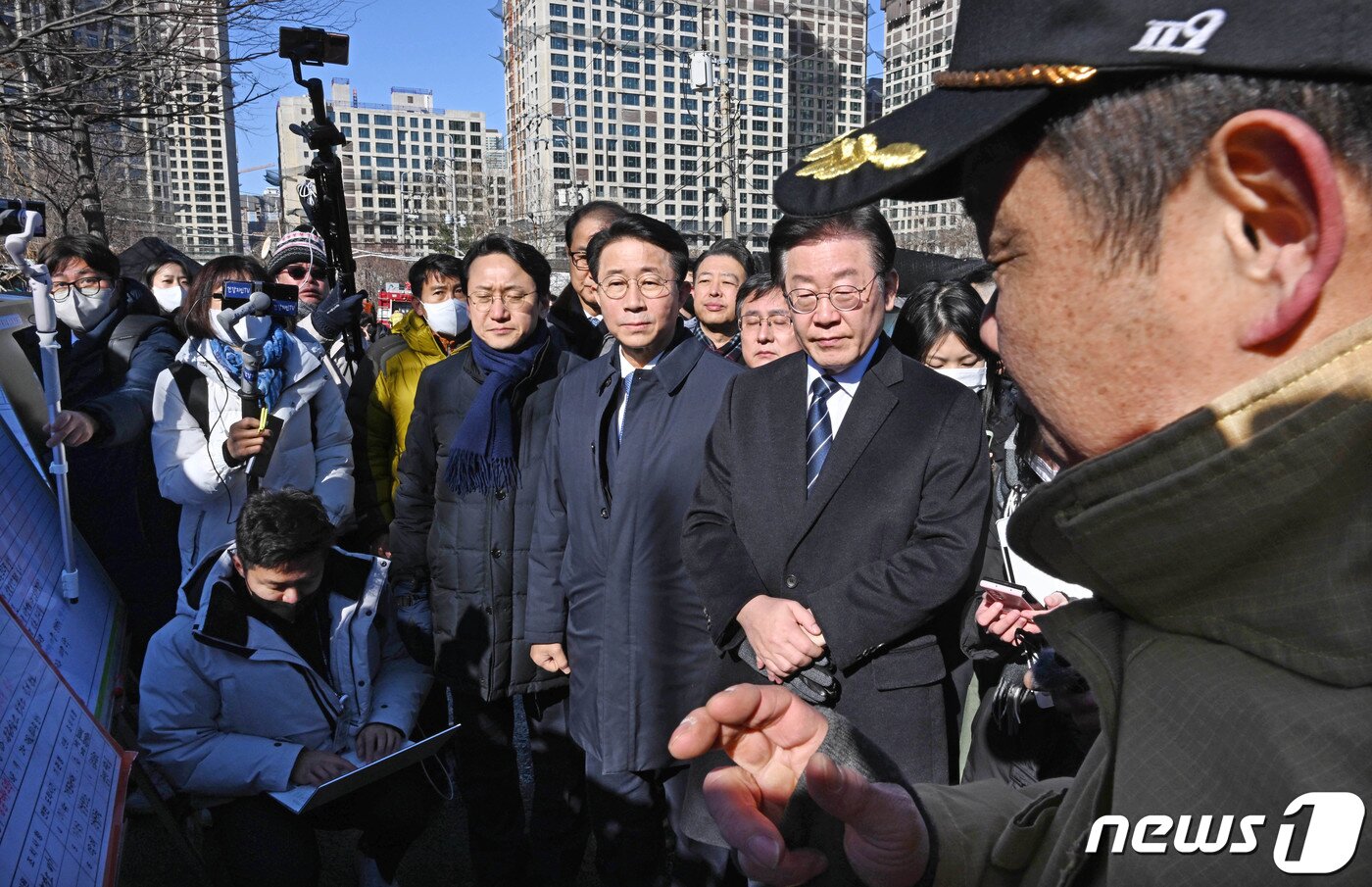 본문 이미지 - 이재명 더불어민주당 대표가 20일 서울 강남구 구룡마을 화재 현장을 방문해 소방당국의 설명을 듣고 있다. (공동취재) 2023.1.20/뉴스1 ⓒ News1 김도우 기자