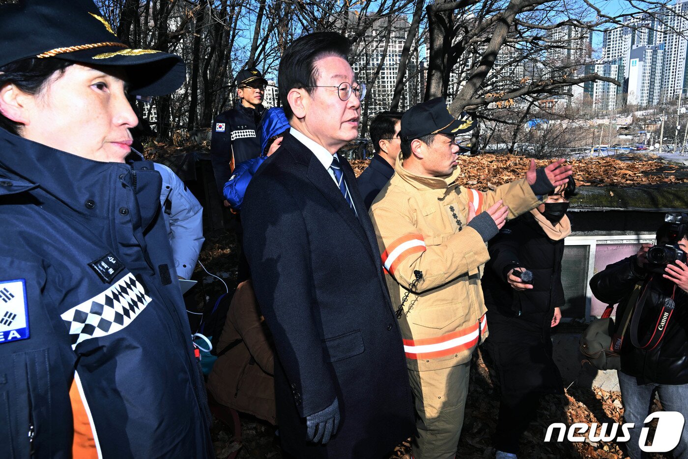 본문 이미지 - 이재명 더불어민주당 대표가 20일 서울 강남구 구룡마을 화재 현장을 둘러보고 있다. (공동취재) 2023.1.20/뉴스1 ⓒ News1 김도우 기자