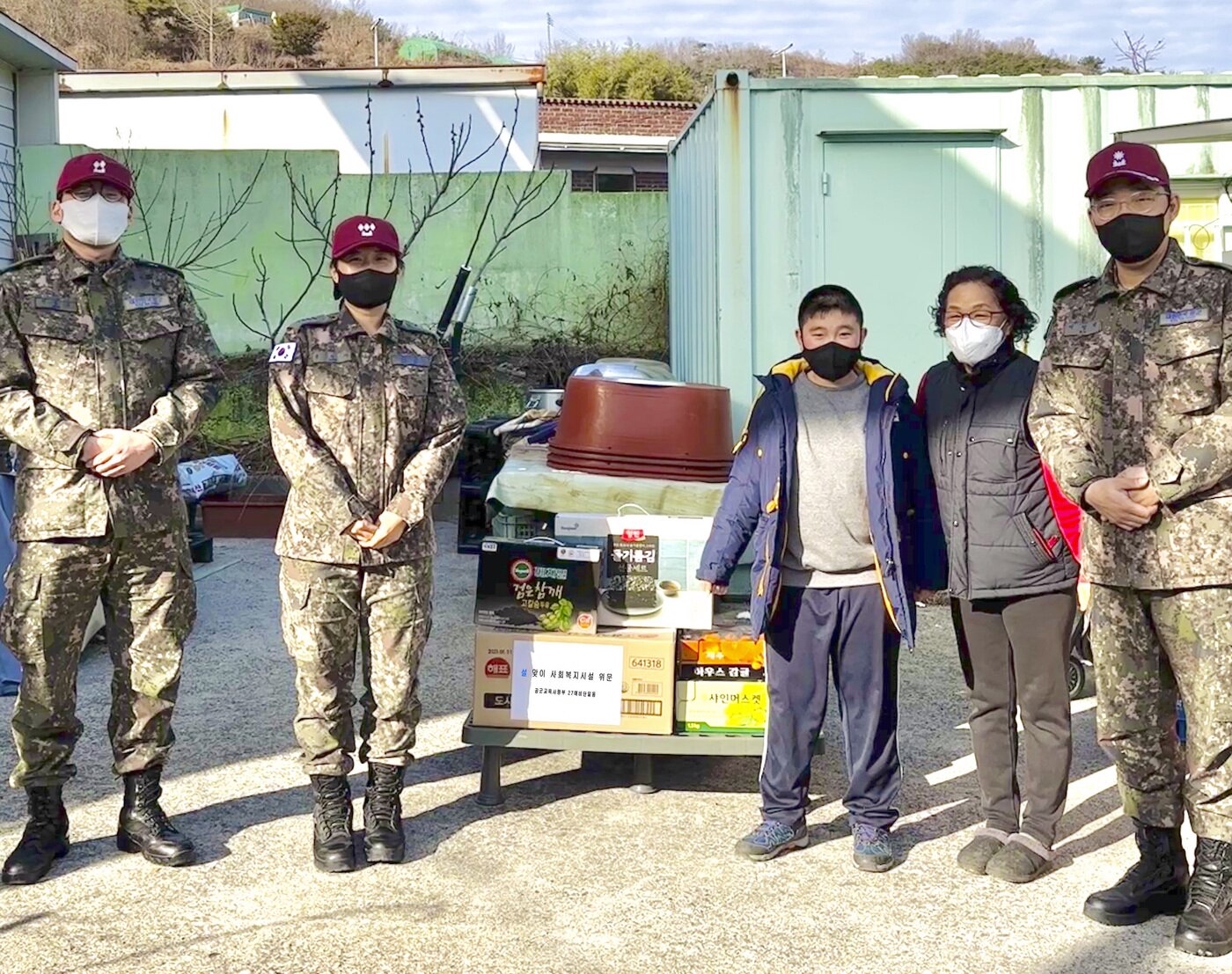본문 이미지 - 공군 교육사령부 예하 27예비단이 지난 17일 중증장애인복지시설 ‘베데스다’를 방문, 위문금과 위문품을 전달하고 있다.(공군 제공)