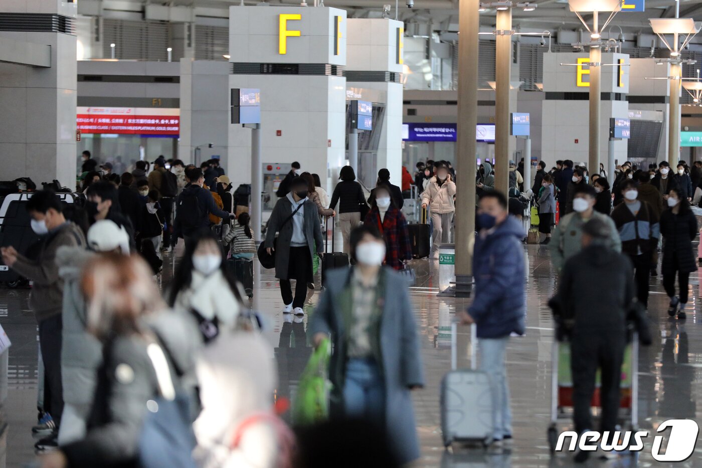 본문 이미지 - 정부가 실내 마스크 착용 의무 해제 결정을 발표한 20일 인천국제공항 출국장에서 마스크를 착용한 승객들이 이동을 하고 있다. 이날 정부는 오는 30일부터 실내 마스크 착용 '의무'를 '권고'로 변경한다고 밝혔다. 대중교통이나 병원, 요양시설 등은 기존대로 실내마스크 착용 의무가 유지된다. 2023.1.20/뉴스1 ⓒ News1 황기선 기자