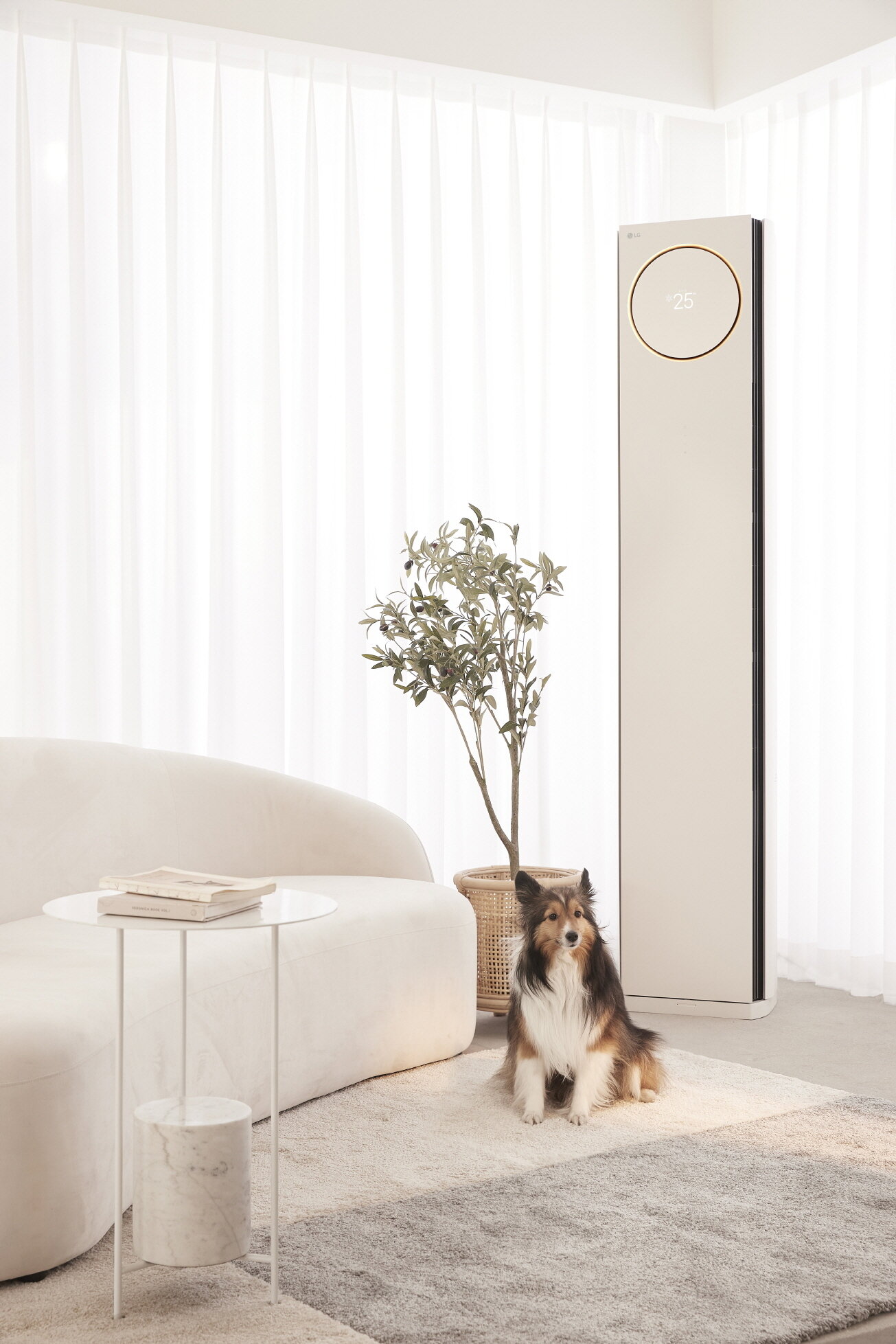 본문 이미지 - LG전자가 집에 혼자 남아있는 반려동물까지 배려하는 ‘펫케어모드’를 탑재한 2023년형 ‘LG 휘센 오브제컬렉션 타워에어컨’을 출시했다. (LG전자 제공)