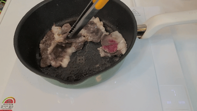 본문 이미지 -  쿠쿠 1구 셰프스틱 인덕션으로 차돌박이를 굽는 모습. ⓒ News1 김민석 기자