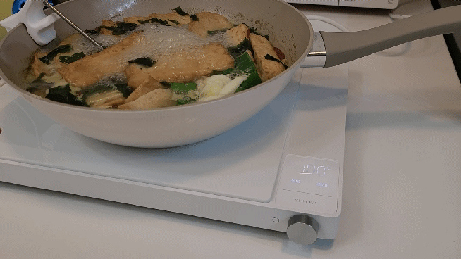 본문 이미지 -  쿠쿠 1구 셰프스틱 인덕션으로 오뎅탕을 끓이는 모습. ⓒ News1 김민석 기자  