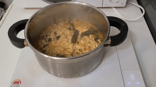 본문 이미지 - 쿠쿠 1구 셰프스틱 인덕션으로 라면을 끓이는 모습. ⓒ News1 김민석 기자 