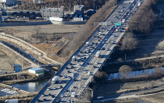 서해안고속도로, 화물차 추돌 사고로 팔탄~비봉 구간 전면 통제