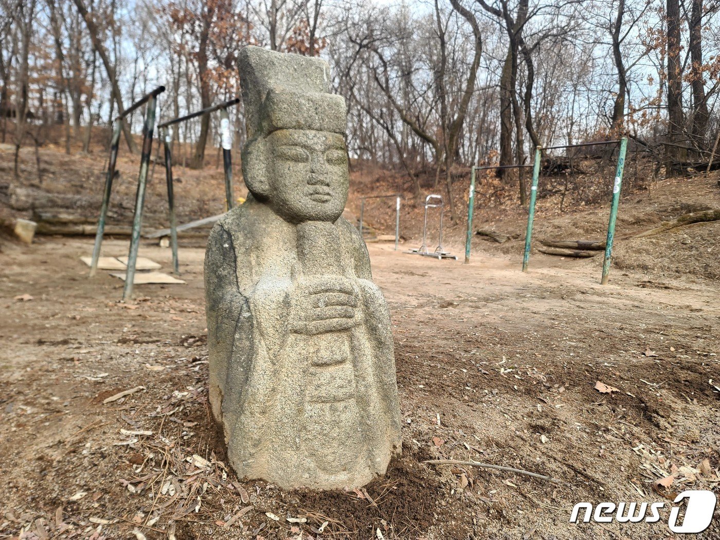 본문 이미지 - 지난 1월19일 초안산 정상(헬기장) 인근 운동기구 옆에 방치된 문인석 ⓒ News1 조현기 기자