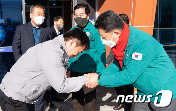 설연휴 비상근무 경찰관 격려하는 김장호 구미시장