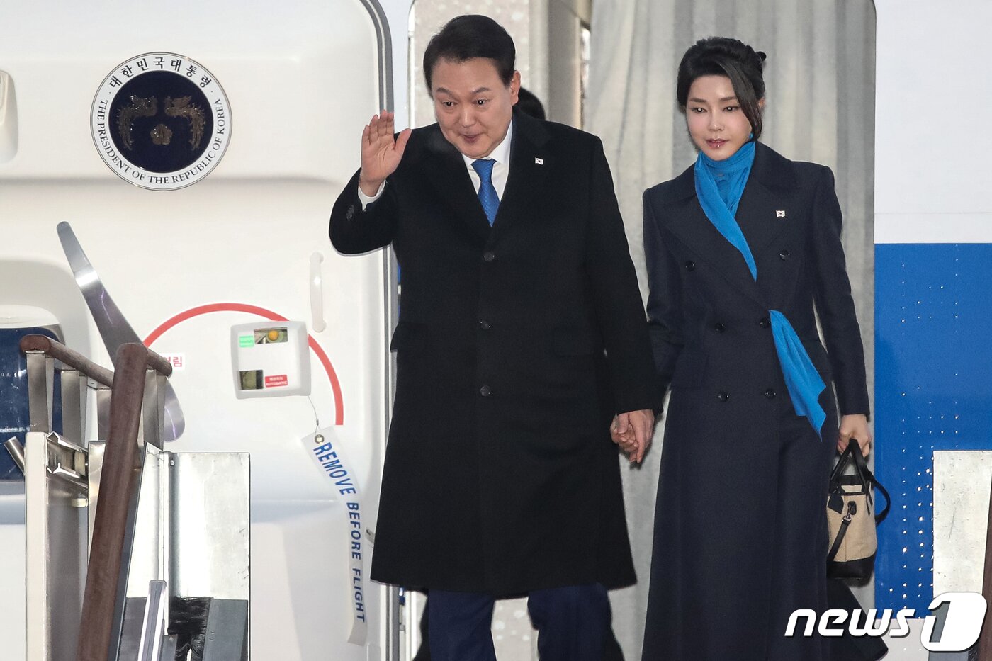 본문 이미지 - 윤석열 대통령과 김건희 여사가 아랍에미리트 국빈방문, 스위스 다보스포럼 등 순방일정을 마치고 21일 오전 경기 성남 서울공항에 도착하고 있다. 2023.1.21/뉴스1 ⓒ News1 이승배 기자
