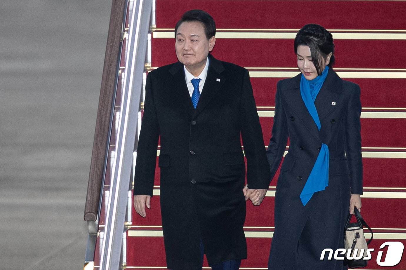 본문 이미지 - 윤석열 대통령과 김건희 여사가 아랍에미리트 국빈방문, 스위스 다보스포럼 등 순방일정을 마치고 21일 오전 경기 성남 서울공항에 도착해 차량으로 향하고 있다. 2023.1.21/뉴스1 ⓒ News1 이승배 기자