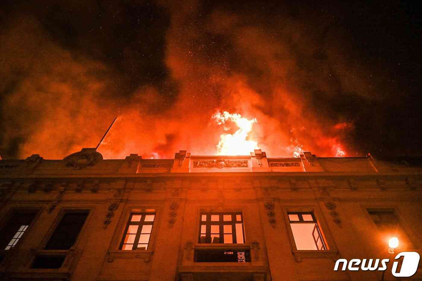 지난달 19일(현지시간) 페루 리마에서 디나 볼루아르테 대통령에 반대하는 시위 중 주택이 불길에 휩싸인 모습이다. 2023.1.19. © AFP=뉴스1 © News1 우동명 기자