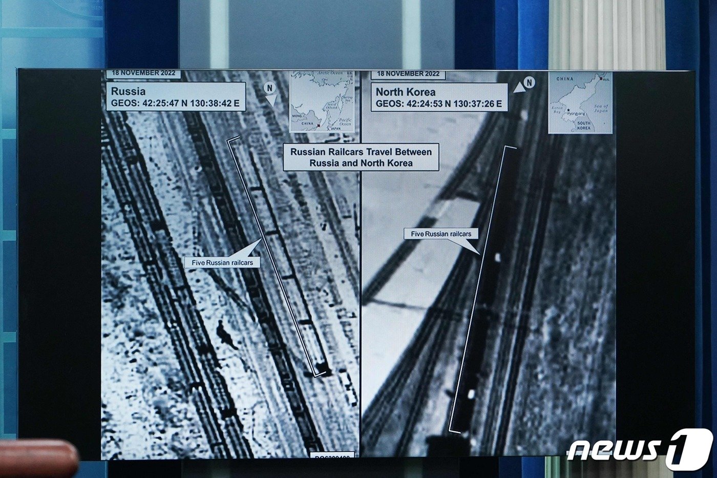 본문 이미지 - 존 커비 백악관 NSC 전략소통조정관이 20일 (현지시간) 워싱턴 백악관 브래디 룸에서 언론 브리핑을 갖고 북한이 러시아의 우크라이나 전쟁을 돕는 러시아 민간 용병회사인 '와그너 그룹'에 무기를 전달하는 정황을 포착한 위성 사진을 전격 공개하고 있다. ⓒ AFP=뉴스1 ⓒ News1 우동명 기자