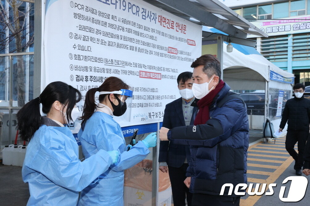 본문 이미지 -  이강덕 경북 포항시장이 설 명절 연휴 첫 날인 21일 남·북구 보건소를 찾아 비상근무 중인 직원들을 격려하고 있다.(포항시제공)2021.1.21/뉴스1